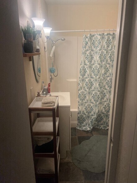 Private full bath - 7073 Mewall Dr