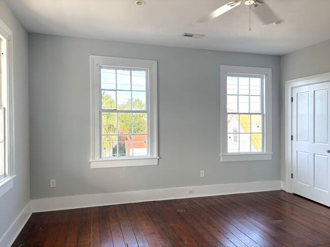 Building Photo - 148S