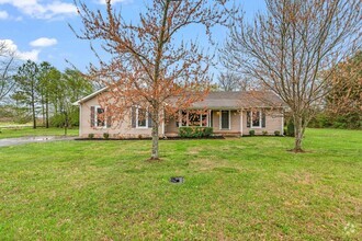 Building Photo - Murfreesboro Main Level Living with Spacio...