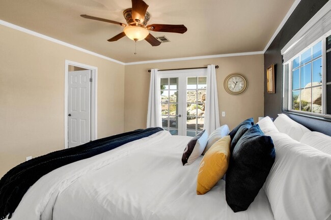 Building Photo - Western Hills Estate home/ 3 bedroom/ 2 ba...