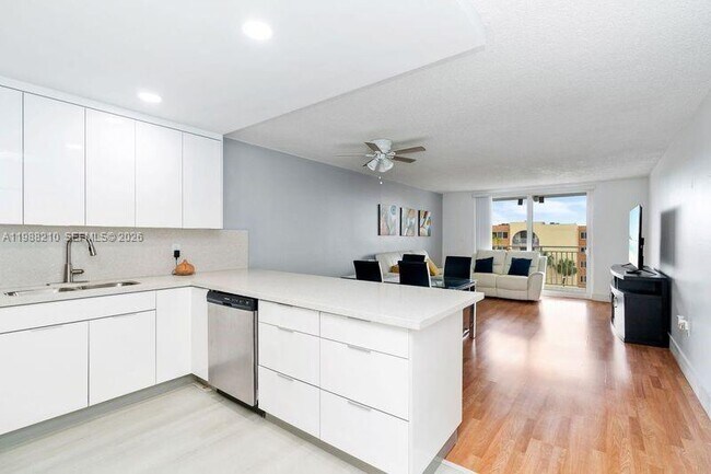 Building Photo - 6960 Miami Gardens Dr