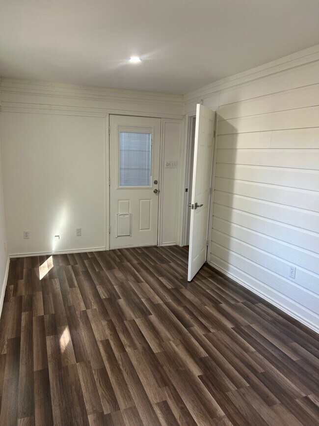 Building Photo - 1922 Vassar St