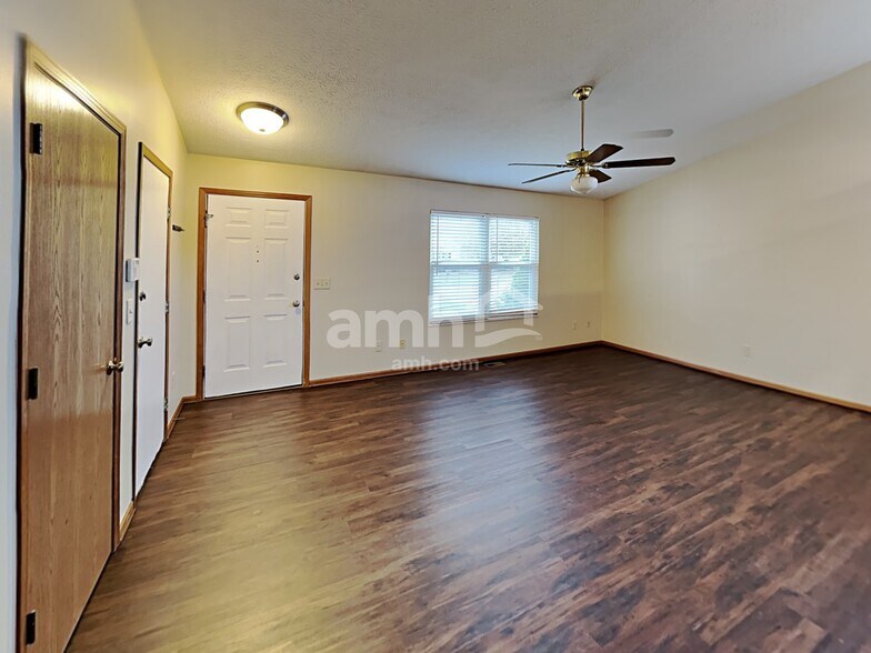 Building Photo - 1465 Pinestone Dr