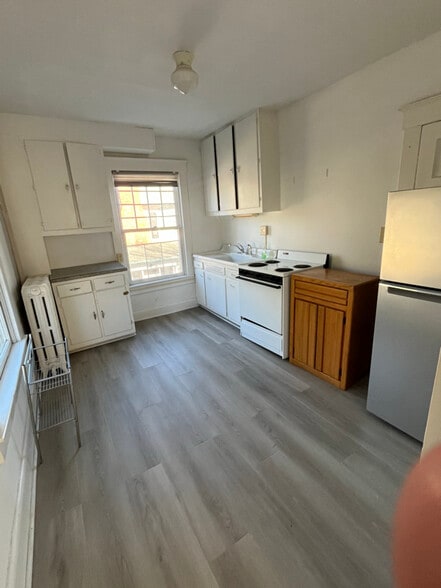 Building Photo - 310 Oakley St