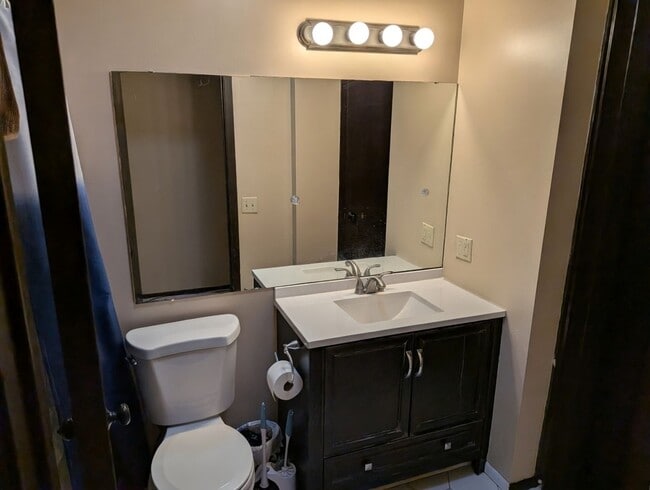 Building Photo - Awesome 3 bed unit