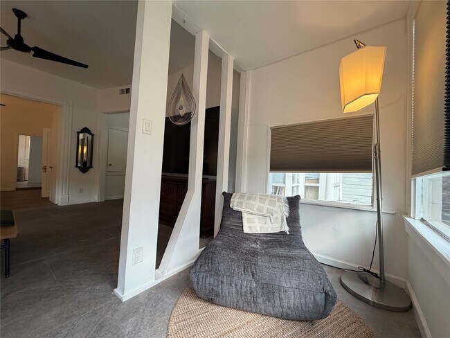 Building Photo - 318 Hyde Park Blvd