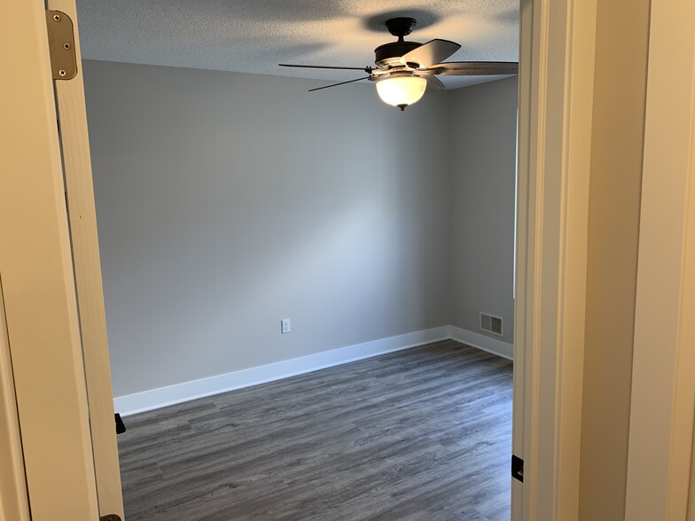 Second bedroom with ceiling fan - 9057 Prairieview Ln N