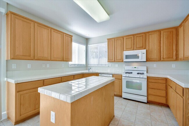 Building Photo - OPEN & SPACIOUS, 4 BEDROOM, 3 BATH 2 STORY...