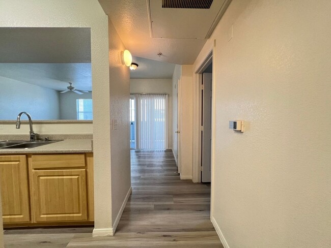 Building Photo - Sweet condo on the first leve