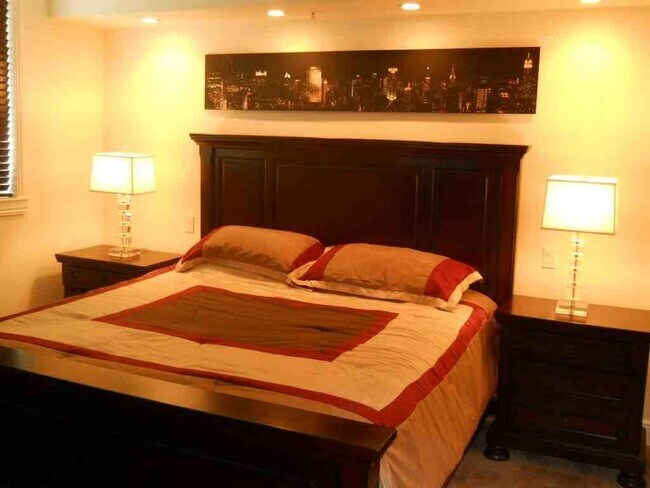 Building Photo - 3020 NE 32nd Ave