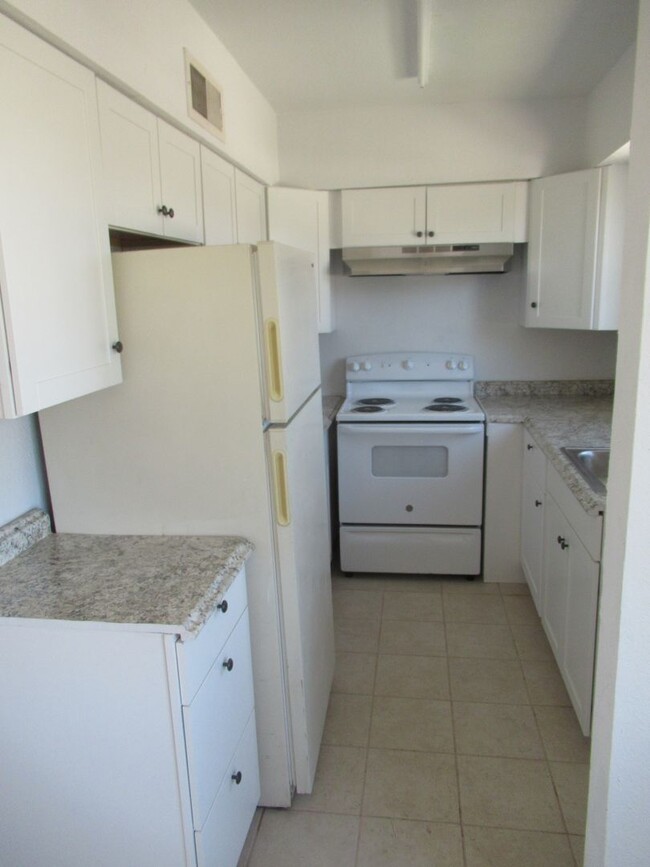 Building Photo - Central 2 Bedroom Apt Only $ 925 a Month w...