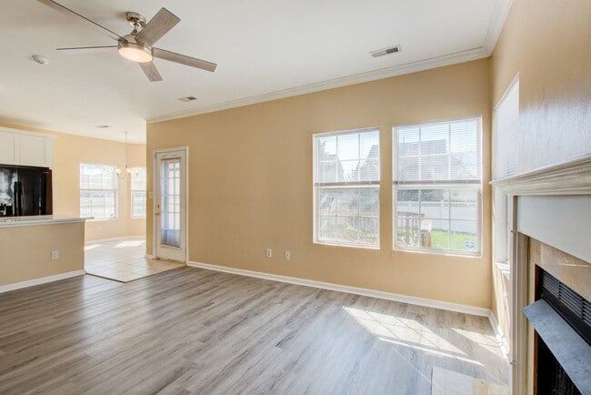 Building Photo - 3 Bed, 2.5 Bath Home Conveniently Located ...