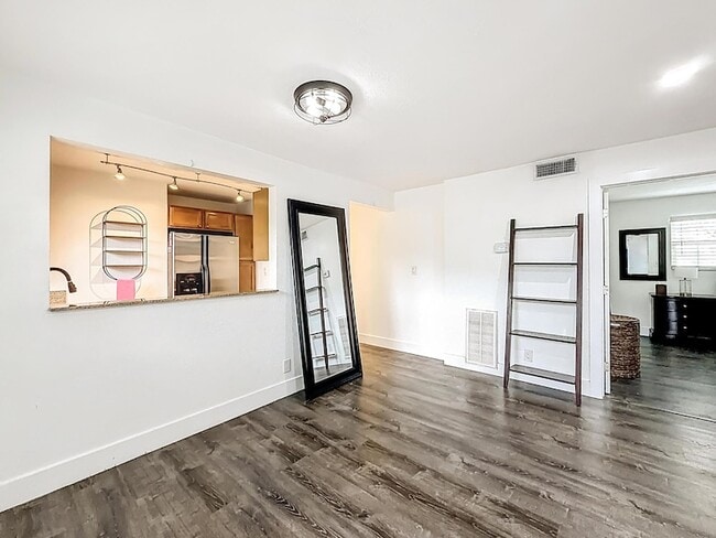 Building Photo - 305 SE 11th Ave