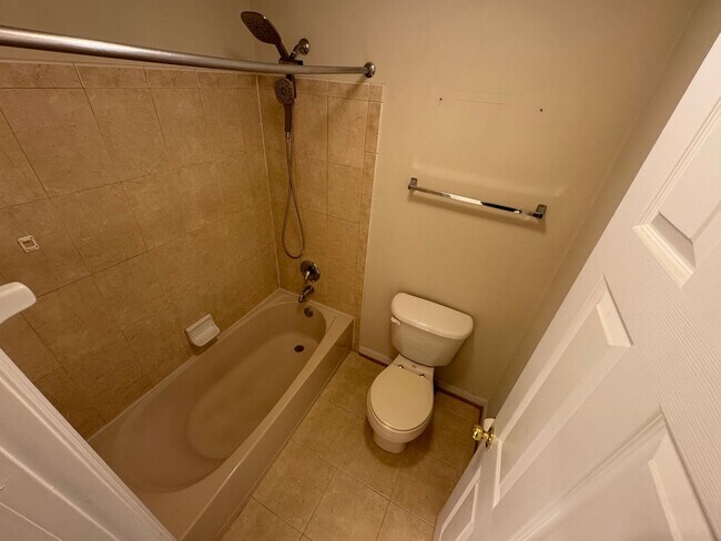 Building Photo - Stunning 4 Bed 3.5 Bath Brick Townhome In Desired Mount Zephyr