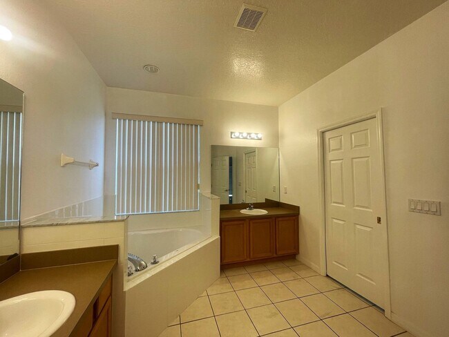 Building Photo - 4 BR 4 BA     POOL HOME     Calabay Park a...