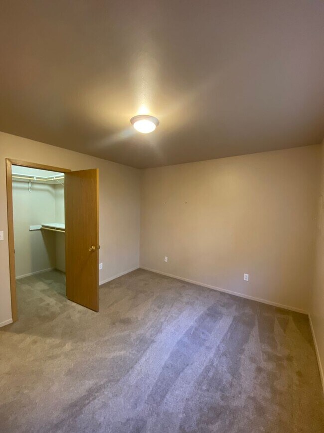 Building Photo - 589 Eastmont Ave