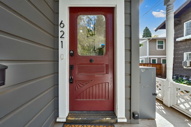 Building Photo - Fully Updated 2BR/2BA Victorian with Priva...