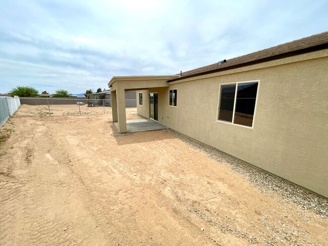 Building Photo - Built in 2024, 3 bedroom, 2 bathroom home located in Golden Valley, AZ
