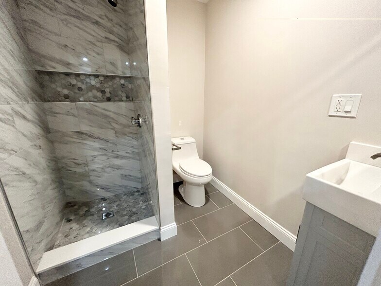 Building Photo - 21 Sudan St