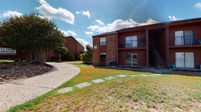 Building Photo - 904 University Oaks Blvd