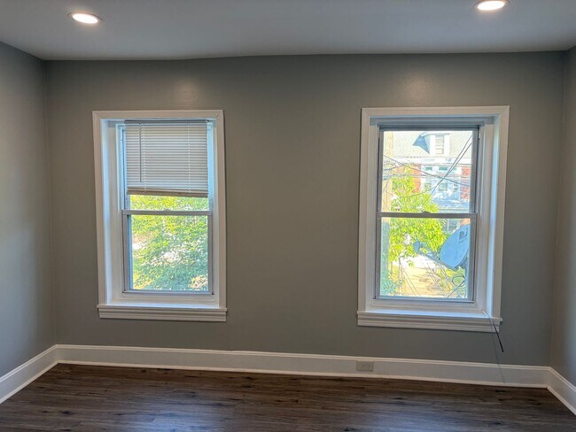 Building Photo - Charming 3 Story Brick Townhome Now Available