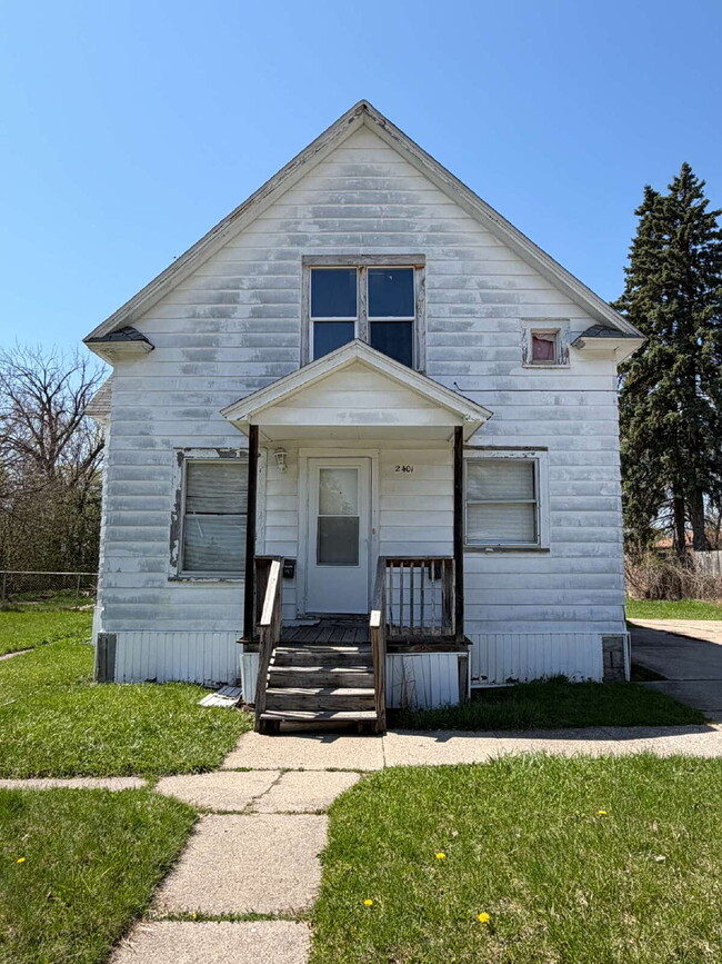 Building Photo - 2 bed, 1 bath Lower Unit in Duplex Available!