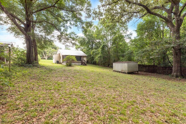Building Photo - AVAILABLE IN OCTOBER! 2 beds 1 bath
