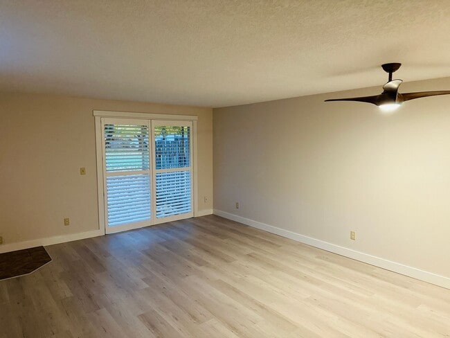 Building Photo - Charming Updated & Spacious Condo in a Peaceful Setting