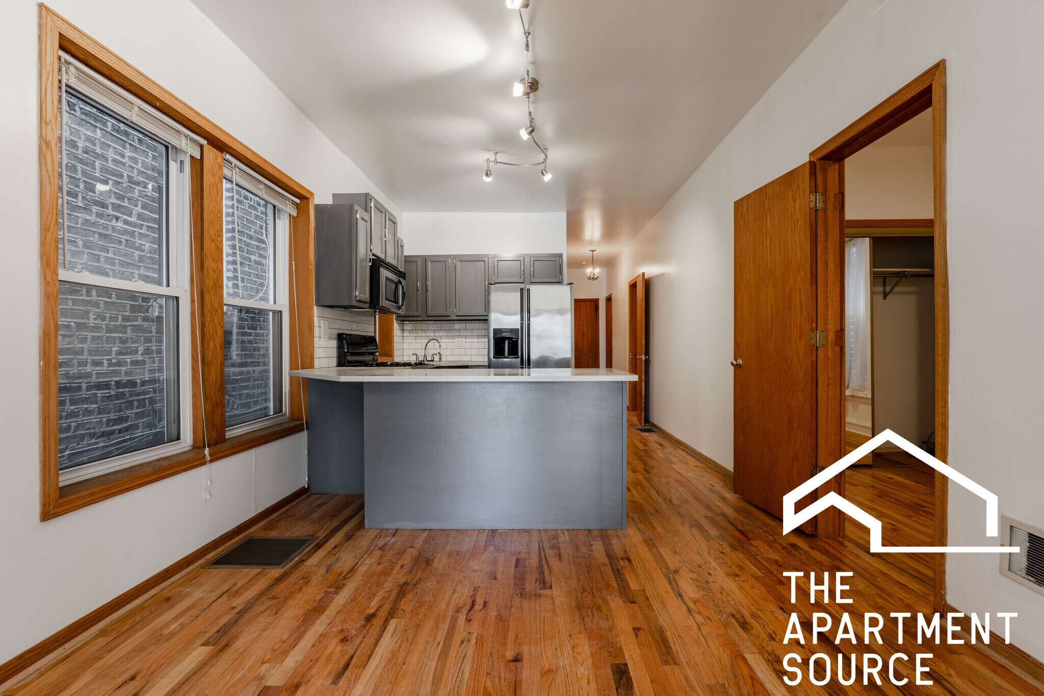 Building Photo - 2110 N Oakley Ave