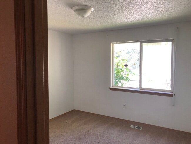 Building Photo - 1 Month Free – Updated 3BR/2BA Ranch in Mo...