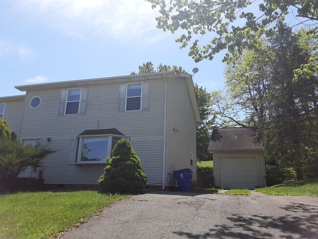 Building Photo - Christiansburg, 3 BR / 2 BA, Available 8/1