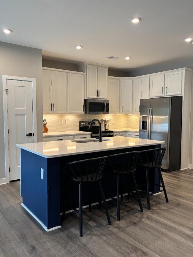 Building Photo - 300 Golan Cir
