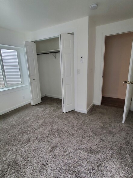 Bedroom with 2 windows - 3330 E Baywater