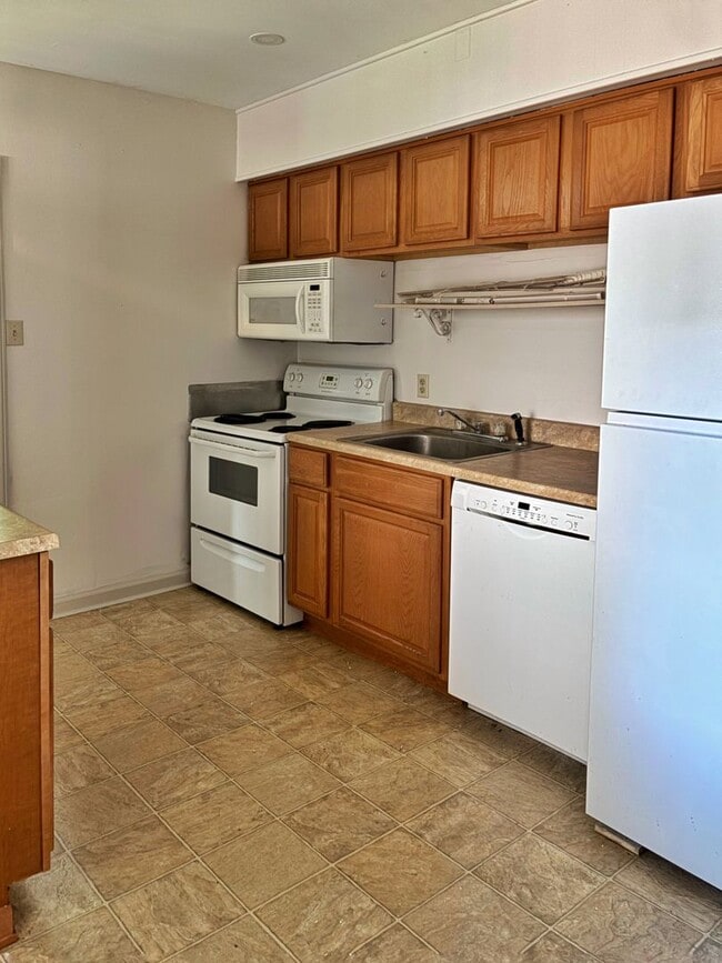 Building Photo - 3 bed 1.5 bathroom apartment in Harleysvil...