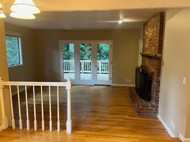 Building Photo - Highly desirable Sammamish 3 bedroom, 3 bath 1970asf.