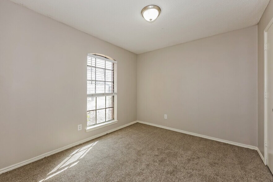 Building Photo - 2605 Hartford Ln