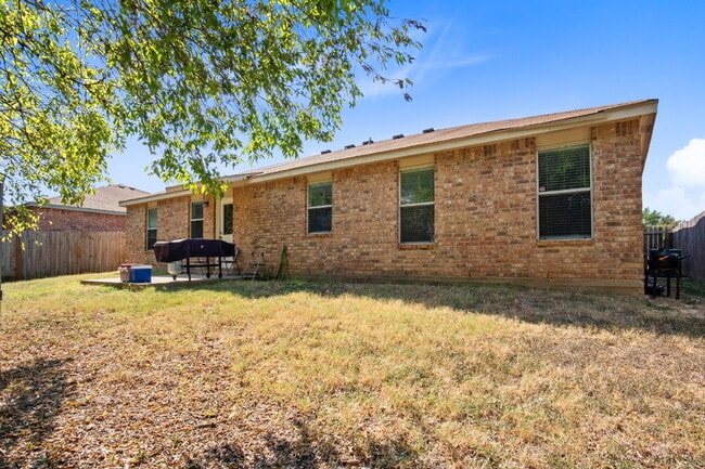 Building Photo - This spacious 4 bedroom, 2 bathroom home is waiting for you!