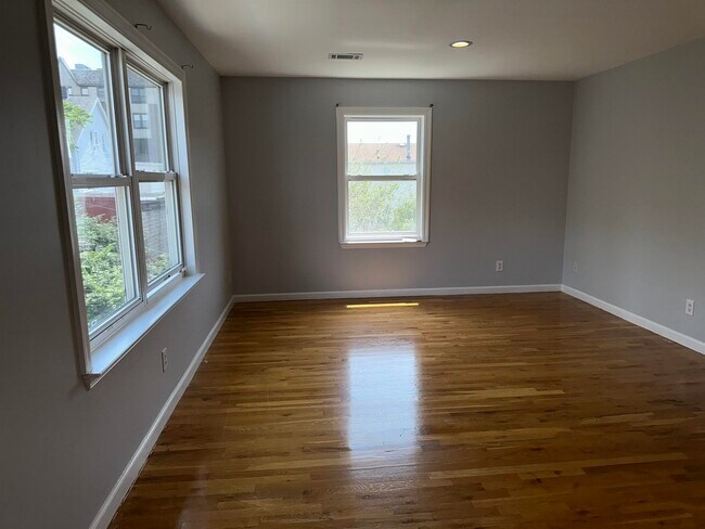 Building Photo - 2024 Grand Ave