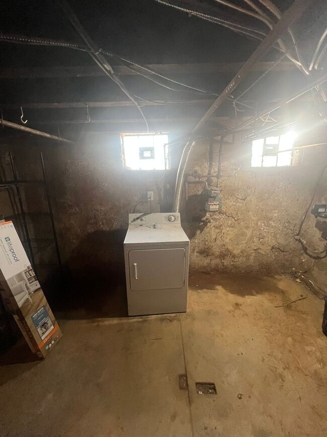 Building Photo - Bright 2-Bedroom with Spacious Bath & Priv...