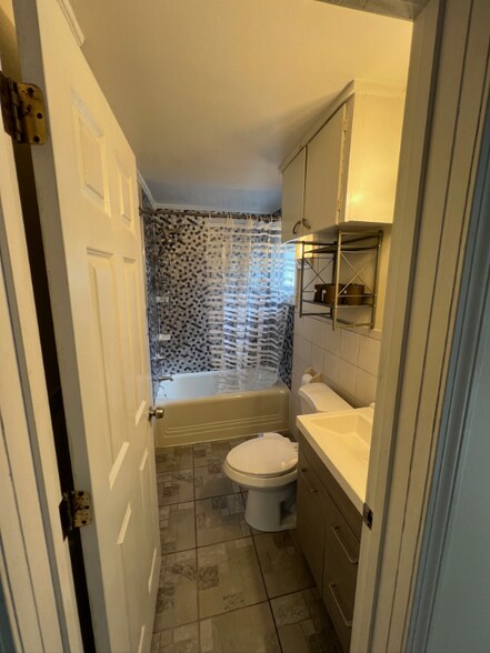 Building Photo - 36 Village St