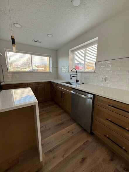 Building Photo - 1546 E 700 S