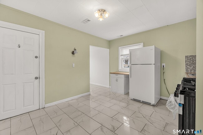 Building Photo - 1504 Iranistan Ave