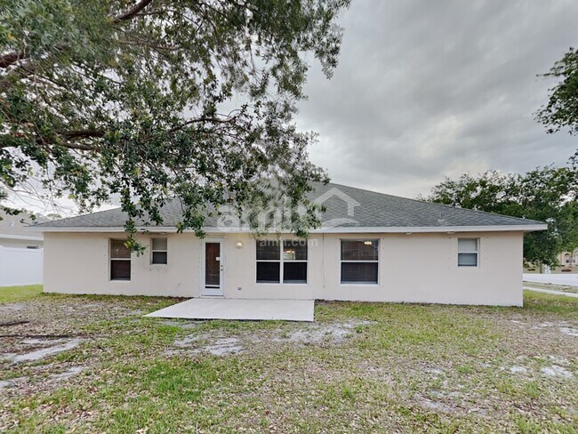 Building Photo - 1702 SW Penrose Ave