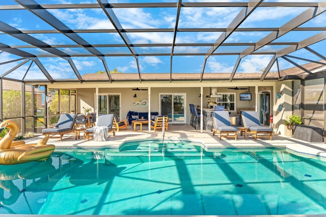 Building Photo - 12 Fairway Dr