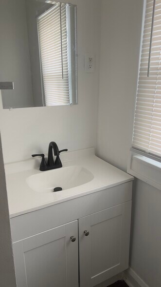 Building Photo - 603 N Rural st