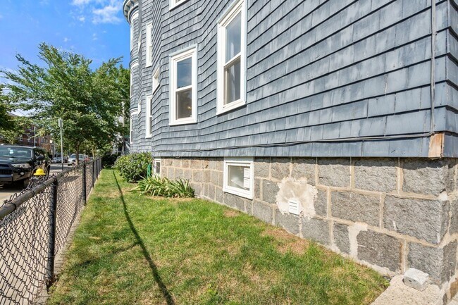 Building Photo - 26 Hinckley St