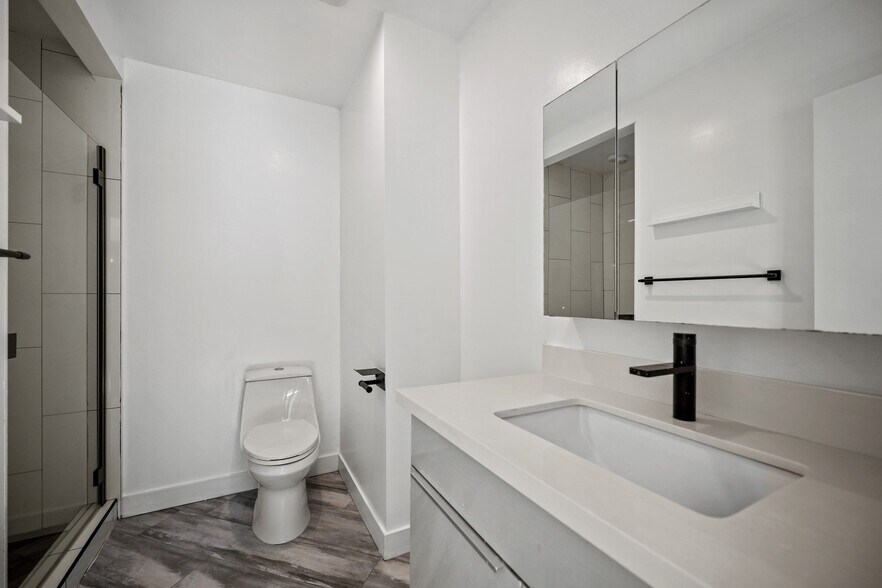 Building Photo - 955 N Oxford Ave