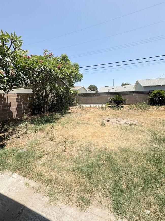 Building Photo - Lovely 3 Bedroom 1 Bath House with Garage