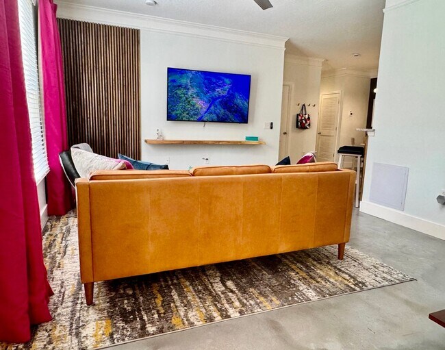 Building Photo - 2 Bedroom condo with 2 Car Garage Condo Fo...