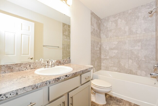 Building Photo - Bright 5-Bedroom Home in Winter Haven, FL